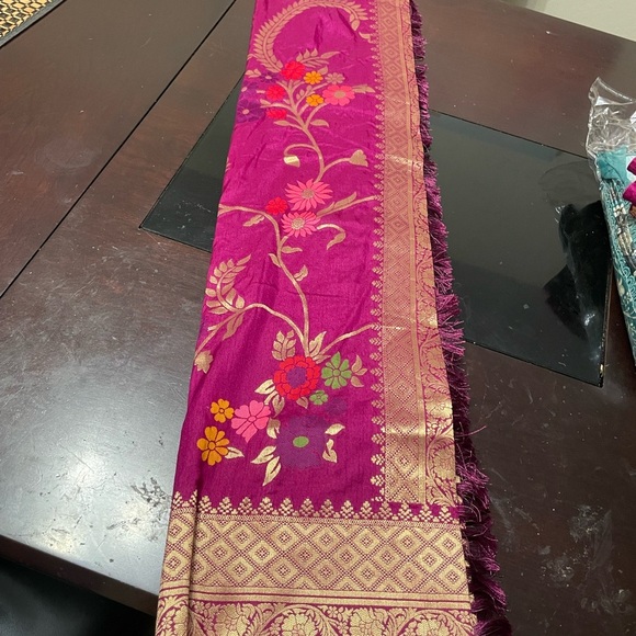 Vibrant purplish ready to wear saree  Blouse with Gold Accents - Picture 3 of 9